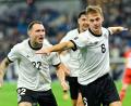 Bild: Uwe Anspach/dpa
Der Kapitän ging voran: Joshua Kimmich (r) traf im 104. Länderspiel erstmals doppelt. Links David Raum, Torschütze zum 1:0.