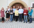 Bild: Bernhard Piegsa
Bürgermeister Bernhard Stangl (Siebenter von links), die Fraktionsvertreterinnen Susanne Wolfrum (CSU), Barbara Krauthahn (FWB) und Sabine Eichermüller (SPD) (Erste, Zweite und Vierte von rechts) und Stadtmarketingreferentin Franziska Nugent (links) überreichten die als Preise ausgelobten Einkaufsgutscheine an die Einreicher der beliebtesten Bürgerhaushalts-Projektvorschläge.