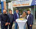 Bild: R. Kreuzer
Zur 13. Bau und Immomesse gibt’s leckeren Kuchen mit 13 Fähnchen für (von links) Lukas Höllerer (Geschäftsführung Max-Reger-Congress & Event GmbH), Tobias Übelmesser (Mediaberater Oberpfalz-Medien), Stefan Pschorn (Verkaufsleitung Außendienst Oberpfalz-Medien), Mara Riegler (Projektleiterin Mattfeldt+Sänger Marketing und Messe AG) und Oberbürgermeister Jens Meyer.