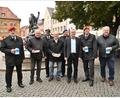 Bild: Thomas Graml, Stadt Amberg
Auf dem Amberger Marktplatz hat die diesjährige Sammlung zugunsten des Volksbundes Deutsche Kriegsgräberfürsorge e. V. begonnen. Mit dabei waren unter anderem Ambergs Dritter Bürgermeister Franz Badura (Dritter von rechts) und Landrat Richard Reisinger (rechts).