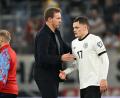Bild: Federico Gambarini/dpa
Bundestrainer Nagelsmann (l.) bedankt sich bei Wirtz für seinen Einsatz.