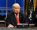 Bild: picture alliance / Will Heath/NBC/AP/dpa
Politische Comedy war immer Teil von „Saturday Night Live“. Niemand war häufiger zu Gast als Alec Baldwin – hier als Donald Trump.