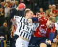 Bild: Michael Hundt/dpa
Elias Ellefsen á Skipagøtu (THW Kiel) im Zweikampf mit Simon Pytlick (SG Flensburg-Handewitt).