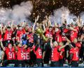 Bild: Robert Michael/dpa
Die Potsdam Royals werden in Dresden Deutscher Meister im American Football und jubeln mit dem Pokal.