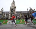 Bild: Felix Hörhager/dpa
Der Münchner Marathon führte auch am Marienplatz vorbei. (Archivbild)