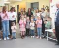 Bild: pi
"Gottes Liebe ist so wunderbar groß", singen die Kinder bei der Begrüßung.