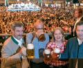 Bild: Peter Kneffel/dpa
Auch wenn Markus Söder eigentlich nicht gerne Bier trinkt - fürs Foto auf dem Oktoberfest gehört auch für ihn der Maßkrug natürlich dazu. (Archivbild)