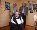 Bild: bnr
Gut aufgelegt und voll Lebensfreude feierte Albert Hösl aus Perschen seinen 90. Geburtstag. Zu den vielen Gratulanten gehörten Bürgermeister Frank Zeitler (rechts) und Karl Beer, Vorsitzender des Bürgervereins Nabburg (links).