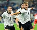 Bild: Uwe Anspach/dpa
Joshua Kimmich feiert seinen ersten Doppelpack im Nationaltrikot mit einem „Schraubenzieher-Jubel“, wie er hinterher erklärte.