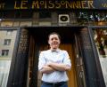 Bild: Thomas Banneyer/dpa
Vincent Moissonnier steht vor seinem Sterne-Bistro „Le Moissonnier“, einem kleinen Stück Paris mitten in Köln.