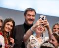 Bild: Fabian Sommer/dpa
Ein Selfie hier, ein Selfie da: Für CSU-Chef Markus Söder sind Posts in sozialen Netzwerken mehr als Unterhaltung. (Archivbild)