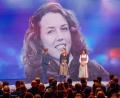 Bild: Alexandra BEIER/BayStMI/dpa
Die Biathletinnen Franziska Preuß und Magdalena Neuner (hier mir Moderator Markus Othmer vor einem Bild von Laura Dahlmeier) haben bei der Verleihung des Bayerischen Sportpreises ihrer gestorbenen Kollegin Dahlmeier gedacht.