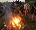 Bild: wro
Das Lagerfeuer war beireits vor der Geisterstunde in Muckenthal und nach der Rückkehr aus dem Wald ein Magnet der Kinder und Erwachsenen.