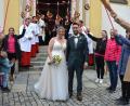Bild: jr
Ehrenspalier der Mitarbeiterinnen des Konnersreuther Backhauses Kutzer für Julia und Magnus Summer.