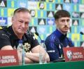 Bild: Christian Charisius/dpa
Trainer Michael O'Neill und Trai Hume (r.) sprechen bei der Pressekonferenz vor dem Spiel gegen Deutschland.