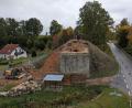 Bild: pz
Seit der ersten Oktober-Woche werden die beiden Widerlager der früheren Eisenbahnbrücke in Hundsbach abgerissen. Das Bushäuschen kann aktuell nicht benutzt werden. Zudem wird die Zufahrt zum Dorf an dieser Stelle ab 20. Oktober gesperrt.