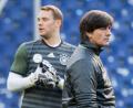 Bild: Julian Stratenschulte/dpa
Joachim Löw (r) setzte jahrelang auf Manuel Neuer als Nummer eins. Gemeinsam wurden sie 2014 in Brasilien Weltmeister. (Archivbild)