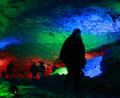 Bild: Matthias Bein/dpa
Mystische Lichterwelten verzaubern die Besucher in der Barbarossahöhle.