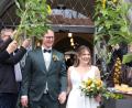 Bild: kro
Freudestrahlend verlässt das Brautpaar Judith Zeitler und Kevin Weigl das Tirschenreuther Rathaus.