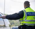 Bild: Harald Tittel/dpa
Bei der Grenzkontrolle stellte die Polizei illegale Böller sicher. (Symbolbild)