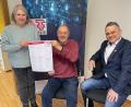 Bild: KAB 
Die beiden Kreisvorsitzenden Petra Dötsch und Hermann Stadler präsentieren die Sozialtage der KAB. Rechts Diözesansekretär Markus Nickl.