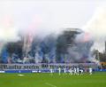 Bild: Uli Deck/dpa
Diese Pyro-Aktion von Fans des Karlsruher SC im November 2022 hat auch ein juristisches Nachspiel.