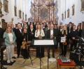 Bild: rha
Mit lang anhaltendem Beifall bedankten sich die Zuhörer bei den Mitwirkenden des Benefizkonzerts (von links): Organist Lukas Schöpf, Sängerin Carolin Winkler, Vereinsvorsitzender Franz-Josef Einhäupl und Chorleiter Franz Winklmann.