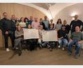 Bild: pz
Im Gewölbe des Stiftlandhofs übergaben die Initiatoren des Benefizabends um Günter (stehend, rechts) und Stephanie Schicker (stehend, Vierte von rechts) über 7000 Euro an die Vertreter der begünstigten Vereine – "Happynest", VKKK Ostbayern, Sportfreunde Kondrau und das Tierheim. "Happynest" durfte sich über weitere 1000 Euro von Thomas Richtmann (stehend, Fünfter von rechts) freuen.