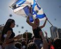 Bild: Francisco Seco/AP/dpa
Menschen in Israel feiern die Rückkehr der Geiseln.