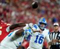 Bild: Charlie Riedel/AP/dpa
Für Detroit Lions Quarterback Jared Goff (M) endete in Kansas City die Siegesserie.