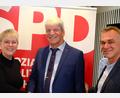 Bild: gsp
21Lisa Hartinger und Peter Danninger von der Vorstandschaft des SPD-Kreisverbands Amberg-Sulzbach gratulieren Michael Rischke (Bildmitte) zur Nominierung.