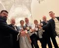 Bild: Landratsamt Amberg-Sulzbach/exb
Mit dem Jubiläumsbier stießen die Oberpfälzer an: Bürgermeister Stefan Frank, Landrat Richard Reisinger, die bayerische Bierkönigin Anna Winkler, Bräu Armin und Frau Elke, Altbürgermeister Gerd Geismann und Fuchsbeck-Brauer David Grundler (von links).