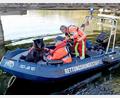 Bild: Bernd Wüstneck/dpa
Leichensuchhunde haben laut Polizei auf dem Inselsee am Stadtrand von Güstrow angeschlagen. Nun sollen Taucher klären, ob der seit Freitag verschwundene Achtjährige möglicherweise am Grund des Sees liegt.