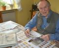 Bild: jr
Josef Walenta zeigt die von ihm gestaltete Briefmarke zu Adolph Kolping, deren Sonderdruck er veranlasst hat.