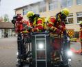 Bild: Marina Gube
In einer Großübung simulierten Feuerwehr und Rettungskräfte am Freitag ein Schulbrand-Szenario in der Grundschule in Püchersreuth.