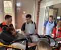 Bild: ge
Schon Sekunden nach der Ankunft des Rettungswagens nahmen Dr. Sven Mörk (Dritter von rechts) und Pflegeleiter Matthias Bohmann (Zweiter von rechts) die Patienten in Empfang und wiesen sie an den richtigen Behandlungsplatz.