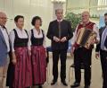 Bild: Juan Vilas, exb
Die Zupfer-Moidln aus Neustadt/WN freuen sich über die bisher höchste Ehrung, die sie in 63 Jahren als Volksmusiker erhalten haben. Von links: Stellvertretender Landrat Albert Nickl, Renate Zupfer-Vilas, Waltraud Neubauer-Zupfer, Heimatminister Albert Füracker, Gerhard Reber und Bürgermeister Sebastian Giering beim Festakt in Nürnberg.