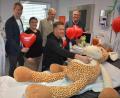 Bild: jr
Ultraschalluntersuchung am Teddy mit Professor Christian von Rüden (vorne), genauestens beobachtet von Bürgermeister Franz Stahl und Landrat Roland Grillmeier (von rechts).