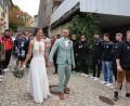 Bild: hdk
Ein langes Spalier erwartete das Brautpaar Tobias und Katrin Scherm vor der Laurentiuskirche in Kürmreuth.