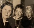 Bild: Baier-Hüte
Antonie Weißenhorn (1900 bis 1992) mit ihren beiden Töchtern Eleonore und Agathe (von links). Das Bild stammt aus dem Jahr 1958.