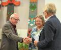 Bild: Kerstin Kiener
Karl und Rosa Prell (von links) übergaben bei der Verleihung der Bürgermedaille eine Spende an den Enzenriether Kirchenverwalter Herbert Argauer.