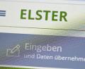 Bild: Bernd Weißbrod/dpa
Per App und einem Klick die nervige Steuererklärung erledigen? Klingt verführerisch - genau das kann aber auch ein Problem werden. (Symbolbild)