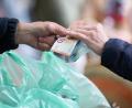 Bild: Sebastian Kahnert/dpa
Je höher die Inflationsrate, umso weniger können sich die Menschen für einen Euro leisten. (Archivbild)