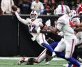 Bild: Colin Hubbard/FR172196 AP/AP/dpa
Bills-Quarterback Josh Allen (Nr. 17) war gegen die Falcons permanent unter Druck.