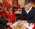 Bild: kro
FC-Bayern-Präsident Herbert Hainer in Plößberg: Autogramme gab es in Hülle und Fülle.