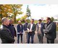 Bild: fvo
Tobias Bäumler (Dritter von rechts) vom Staatlichen Bauamt Amberg-Sulzbach erläutert den Anwesenden die Planung hinsichtlich der Radverkehrsführung zwischen Weiden und Albersrieth.