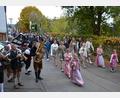 Bild: gi
Stolz marschierten auch die Festmädchen im Zug am Sonntag mit.