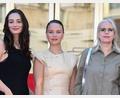 Bild: Gianluigi Jorio/SOPA Images via ZUMA Press Wire/dpa
Maria Ehrich (l-r), Sonja Gerhardt und Annette Hess beim Photocall der TV-Serie „Ku’damm 77“ in Cannes.