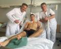 Bild: Friedrich Peterhans, Kliniken Nordoberpfalz
Simon Längenfelder (Mitte) erholt sich schnell von einem Eingriff an der Schulter im Klinikum Weiden. Davon überzeugen sich Operateur Professor Christian von Rüden (links) und Physiotherapeut Wolfgang Baierl nach dem Eingriff.
