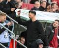 Bild: Harry Langer/dpa
Augsburgs neuer Coach Sandro Wagner fiel kürzlich mit einer Bla-Bla-Geste Richtung Zuschauer auf.